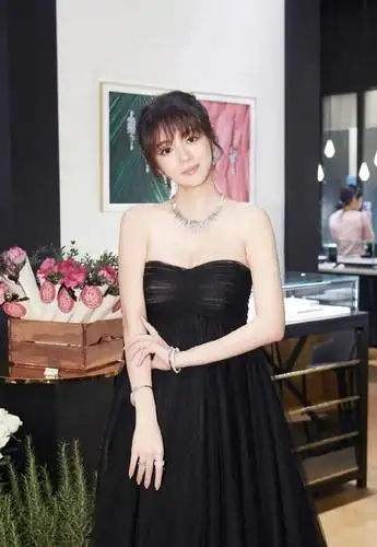 安以轩挺孕肚与老公拍纪念照!一袭露肩修身裙巨肚醒目,最美孕妈