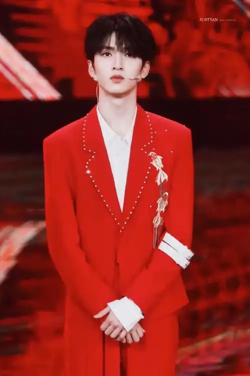 严浩翔超话yhx#直通春晚#红色与你最配38363837363738