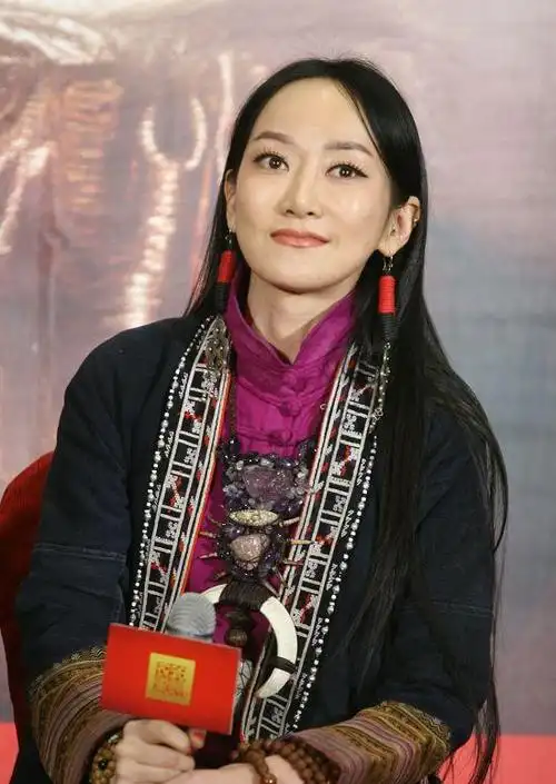 原创歌手萨顶顶近照惊悚,疑过度医美导致烂脸,面部僵硬不敢做大动作