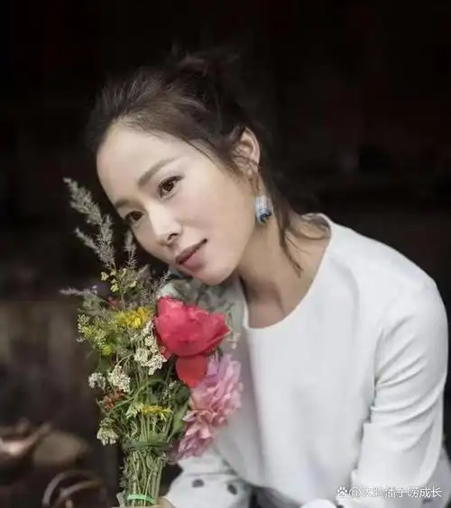 江一燕:文艺女神酷爱摄影,低谷期隐婚生女,家庭幸福美满