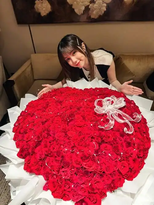 组图邓紫棋晒照庆祝32岁生日收超大捧鲜花脸颊比心俏皮可爱