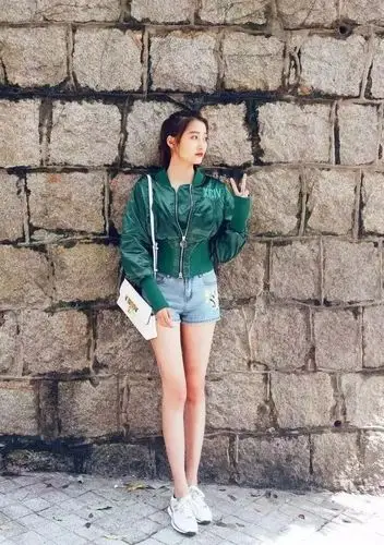 20岁的关晓彤输给了40岁的宁静?败就败在她173的身高上!