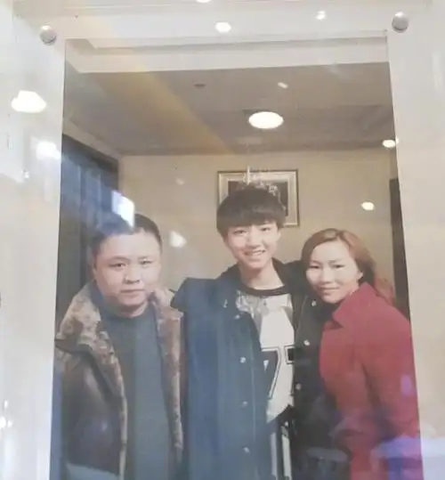 更重要的是店内还放着和王俊凯相关的照片,主题颜色是王俊凯的应援色