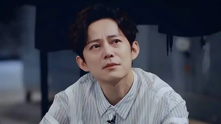 《快乐大本营》停播谜团揭晓?何炅被实名举报欠薪,网友质疑人品