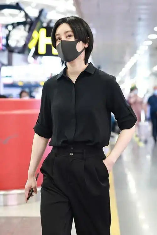 尚雯婕一身黑穿搭走暗黑风衬衫扎进裤子好利落比男生都要帅