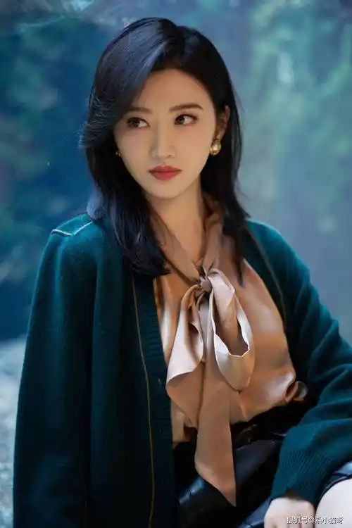 景甜穿皮裙秀纤细美腿,大眼明亮魅力无限