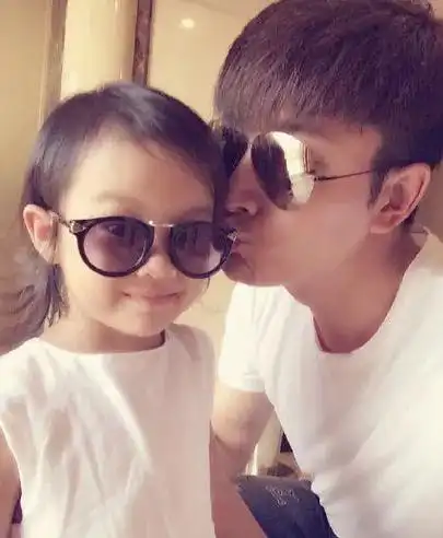 离婚4年后李小璐贾乃亮高调官宣女儿甜馨点赞上热搜