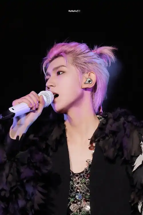 王源粉发小辫##王源夜色随拍