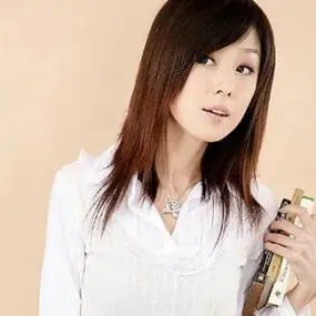 简单漂亮的发型款式 中长直发碎发发型图片欣赏