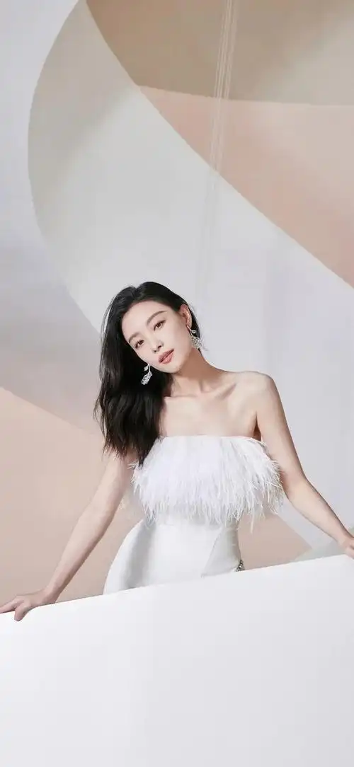 倪妮的壁纸被广泛传播,她的长相被认为非常高端大气.