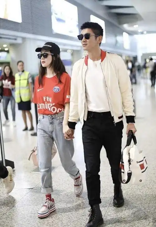 霍思燕与杜江走机场!她穿衬衫 短裤嫩如学生,小4岁的他一脸骄傲