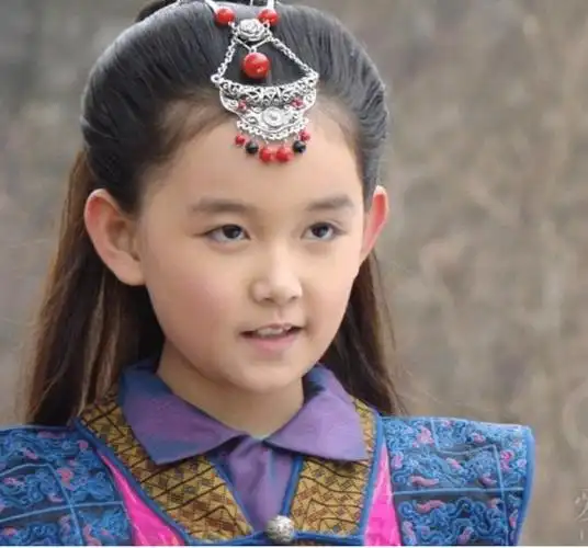 在这些童星中给小编留下最深刻印象的就是蒋依依,她小时候出演了不少