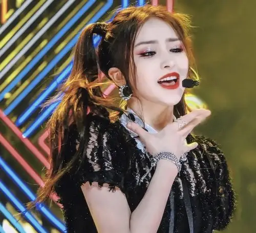 拉踩一下非日常狂欢谢可寅和金子涵的站姐修图 同样是让人做噩梦的