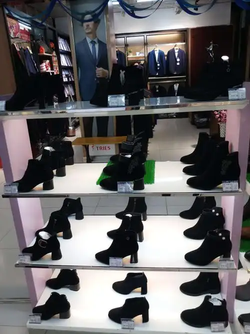 女鞋四组单靴品类运作,现单靴陈列占比60%,款式以粗跟大众款式为主