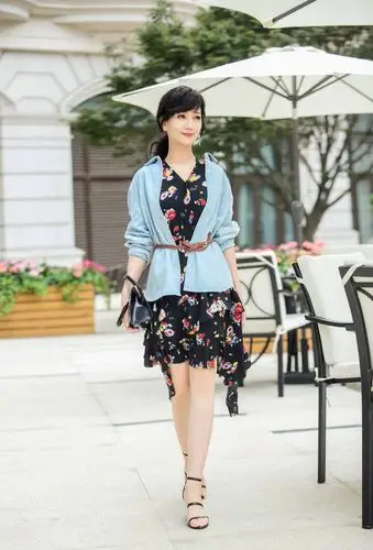 赵雅芝晒美照清新脱俗,网友激动:就这张脸,我可以粉一辈子!