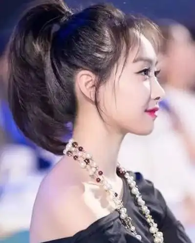 扎马尾也是有讲究的女孩子这样扎马尾显得青春又漂亮