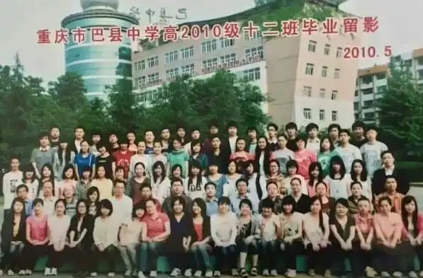 肖战的高三毕业照被扒出网友茫茫人海一眼就认出了你