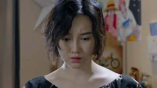 小别离:小宇情场受伤大哭,蒂娜进房间来安慰,有点当妈的样了-影视综