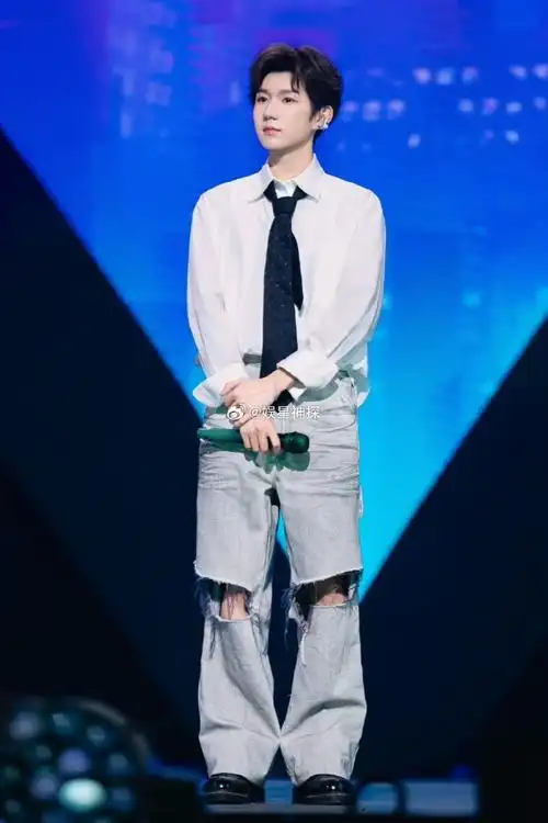 王源白衬衫打领带##王源白衬衫牛仔裤
