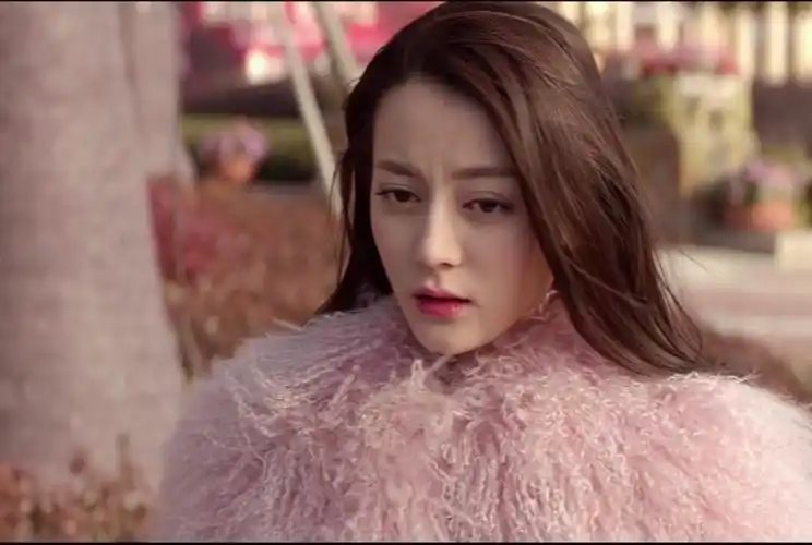 迪丽热巴在《21克拉》中形象是这样的,演技依旧的很棒