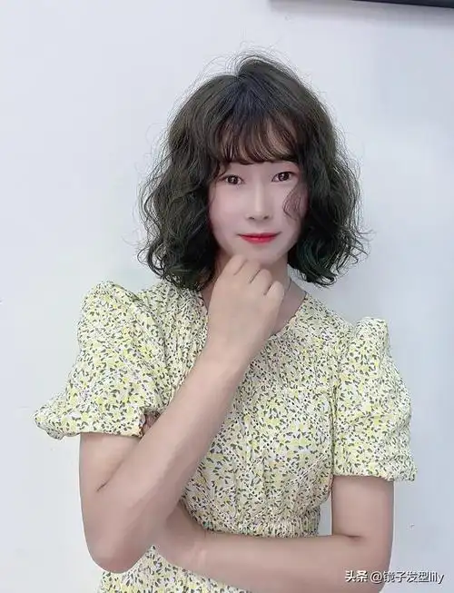 圆脸的女生,别再留中分发型了,难看显脸大,这些发型才适合你