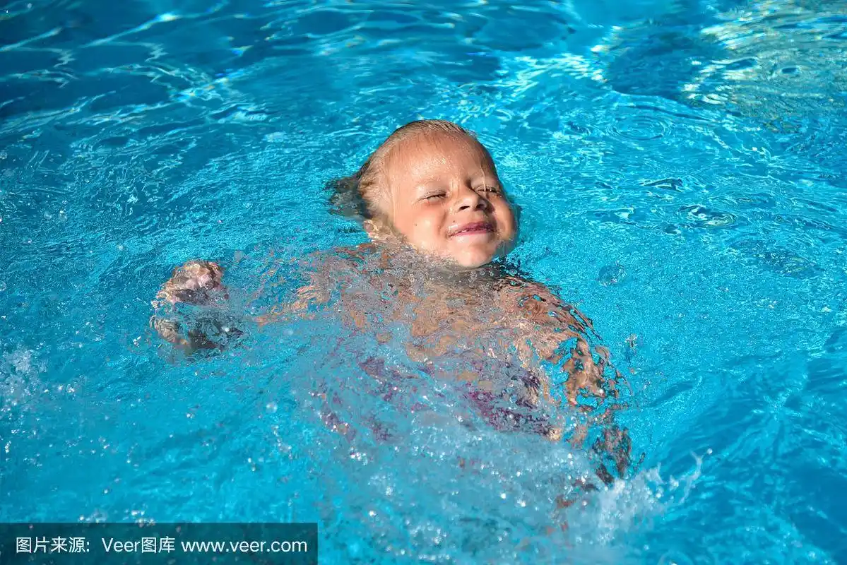 水池里的小女孩快淹死了