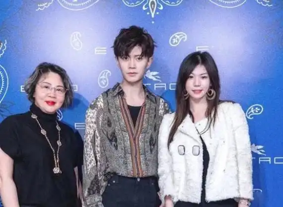 任嘉伦与网友合照被嘲状态穿搭遭质疑网友get不到颜值