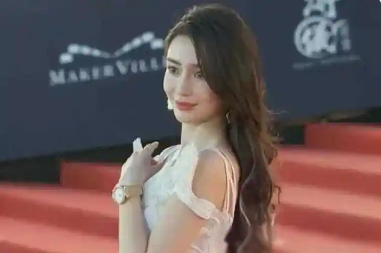 消失个月,岁的angelababy登陆香港,身材管理引发关注!