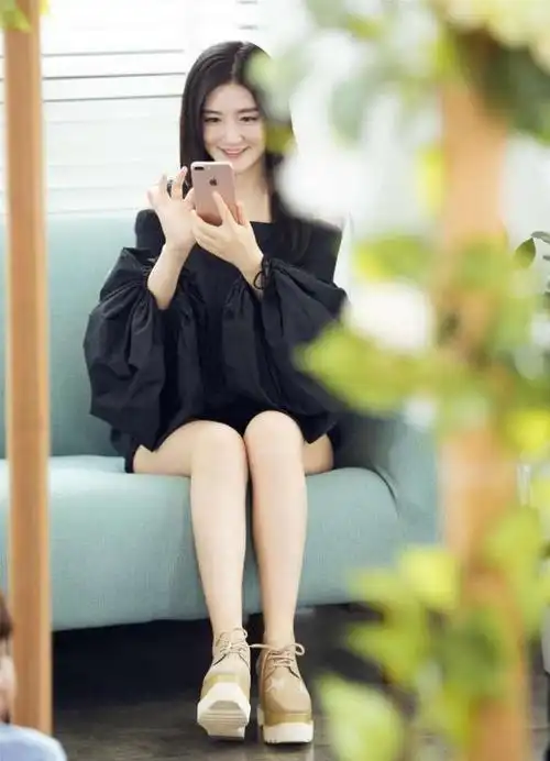 谢娜录制快乐大本营高清图曝光小腿粗壮红光满面