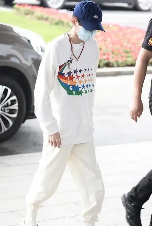 王源这套白色穿搭看着没什么亮点但感觉真清爽少年感挡不住