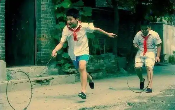 桶箍当铁环,削木成陀螺,游戏弹杏核,这些童年玩具已成永恒记忆