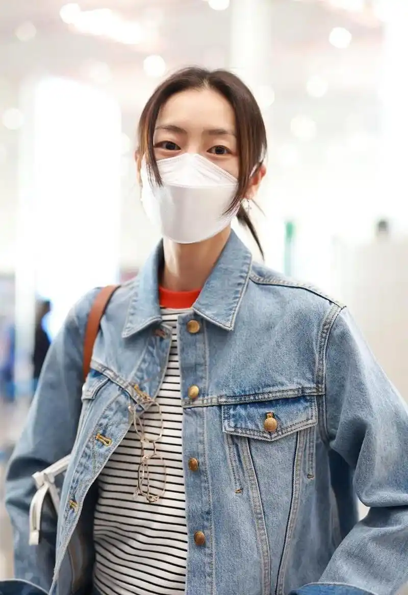 刘雯机场街拍,牛仔套装搭配条纹t恤,身材高挑气场全开. 你的看法怎样?