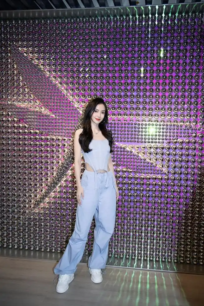 杨颖辣妹穿搭引发热议!蓝色吊带背心展现时尚魅力!