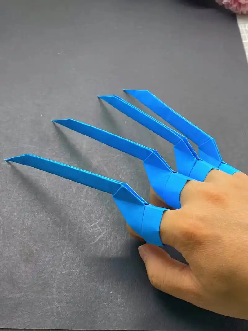 金刚狼爪折纸教程.#创作灵感 帅气的金刚狼爪折纸教程来喽,给 - 抖音
