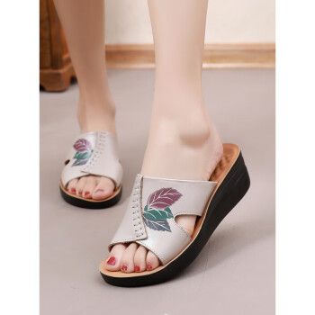 wvne皮妈妈拖鞋女士夏季外穿软底防滑凉拖中年中老年人女款外出厚底米