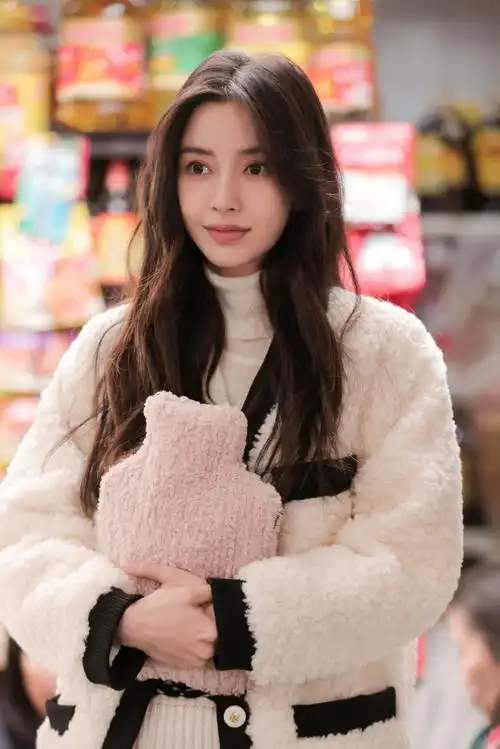 angelababy刘瑕雨中哭戏##angelababy刘瑕搞事业剧照