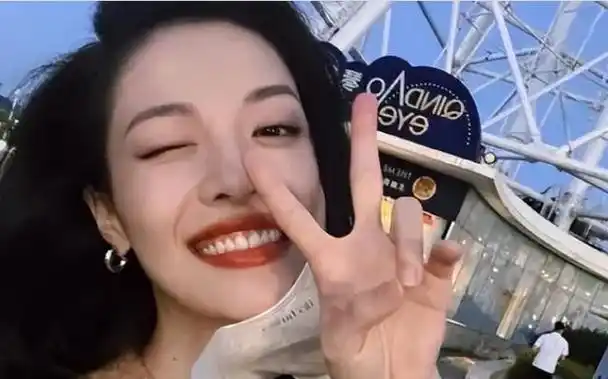 钟楚曦:嫌李现买不起名牌分手,如今李现飞黄腾达,她后悔吗?