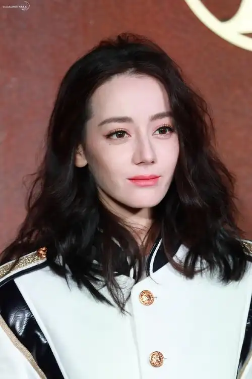 lv大秀红毯生图##迪丽热巴王子装