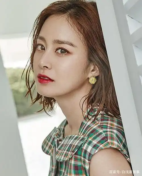 40岁金泰熙一袭西装搭短发,新造型a到爆