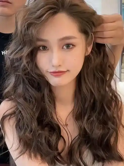 别再烫大波浪了,今年流行"法式羊毛卷",显发量又小颜,超洋气