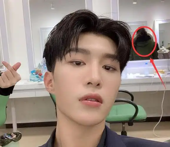 范丞丞凌晨晒素颜自拍无意中暴露了镜子上人影网友评论炸了