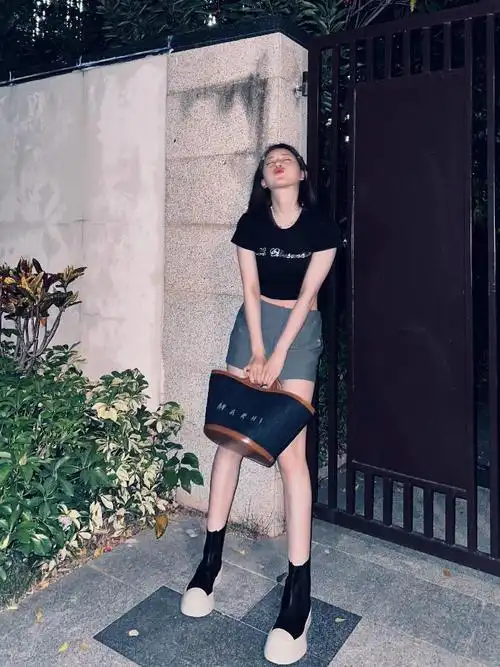 赵露思晒日常生活照 男友视角可爱元气_内地星闻_大众网