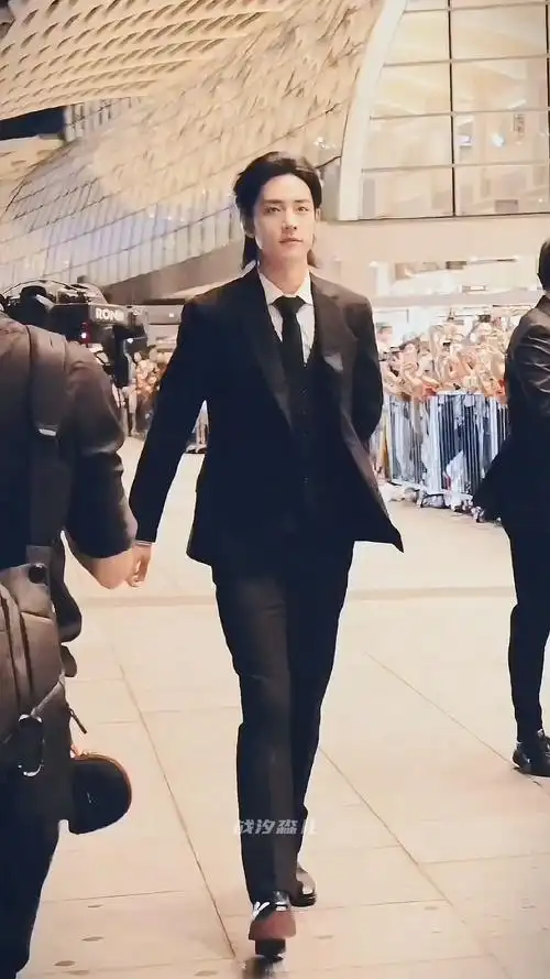 我们的大帅哥肖战!959595身材好!