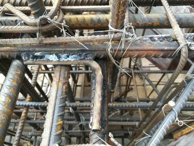 教师周转宿舍防雷接地系统中,基础地梁内钢筋焊接.