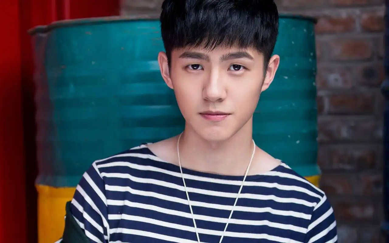 刘昊然街拍时尚高清桌面壁纸