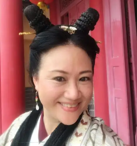 "傻姑"和男友相恋41年各玩各的,干爹来头不小却演40年配角|陈安莹