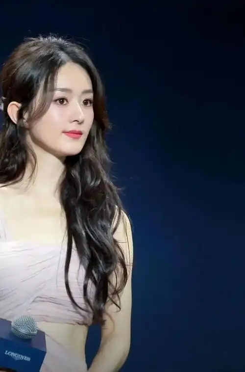 赵丽颖最新活动生图发腮严重脸挂不住肉拿台本照读被骂没文化