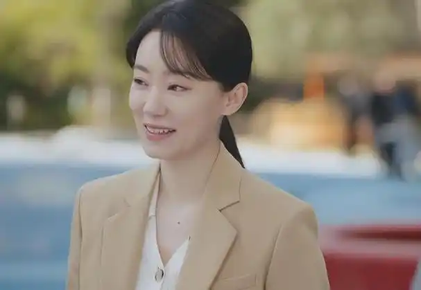 刚刚成年的弟弟,竟然和一个已经卷入与小三,小四争斗的已婚女性配对了