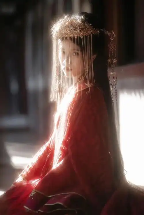 胡嘉欣古风红衣大片上线