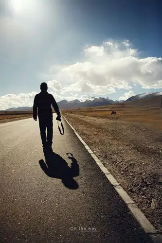 一个人在路上,要有尊严的活着.